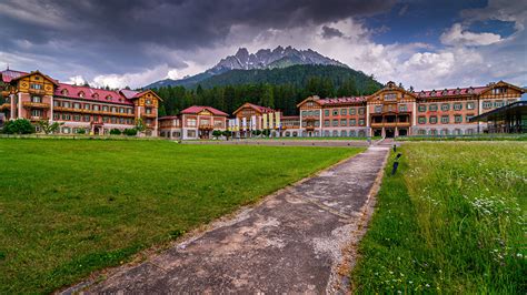 壁紙、1366x768、イタリア、山、住宅、grand Hotel Toblach、アルプス山脈、ホテル、自然、ダウンロード、写真