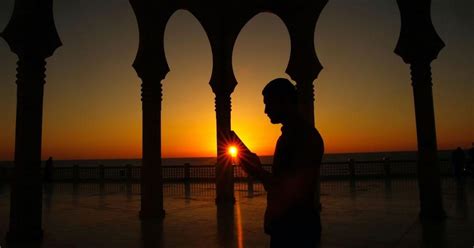 Ramadan 2021.سوف يبداً شهر رمضان المبارك لعام 2021 في ييوم الثلاثاء الموافق 13 أبريل 2021 (طبقاً للمملكة العربية السعودية) وسينتهي يوم الأربعاء، 12 مايو 2021. علامات ليلة القدر 2021 في العشر الأواخر | وكالة سوا الإخبارية