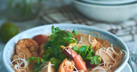 Tom yam ayam bisa disajikan dengan aneka nasi seperti nasi melati nasi kelapa thailand. Melley Mey's Kitchen : ~ Resipi Bihun Tom Yam Makanan Laut...