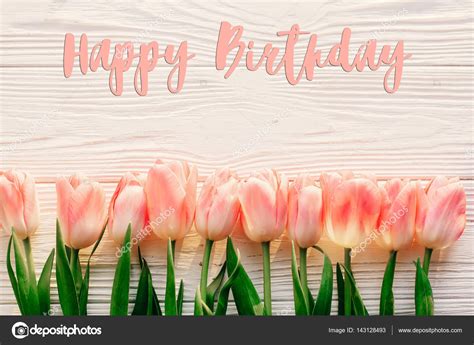 Puoi acquistare online mazzo di tulipani rossi, bianchi, gialli o colorati al prezzo economico di 19€. Tulipani per buon compleanno - Foto Stock: Foto, Immagini ...