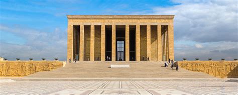 Anıtkabir bloğunun her bir köşesinde bulunan 10 adet kule, kareye yakın 12 x14 x7,20 m boyutlarında dikdörtgen plan üzerine kurulmuştur. Online olarak gezebileceğiniz müzeler ve ören yerleri! - KÜLTÜR.İSTANBUL