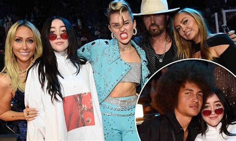 Vmas 2017 Noah Cyrus Gets Cozy With Beau Tanner Drayton Daily Mail Online