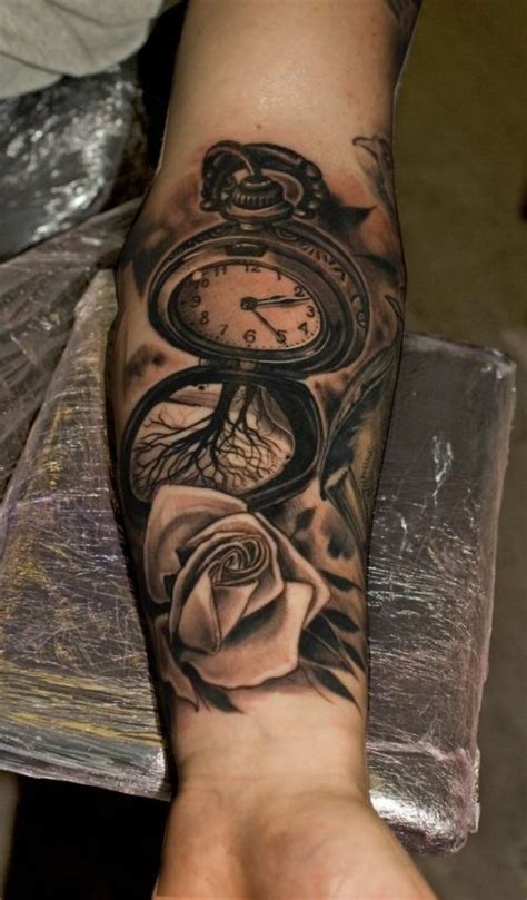 tatuajes de rosas en el brazo reloj Imágenes actual