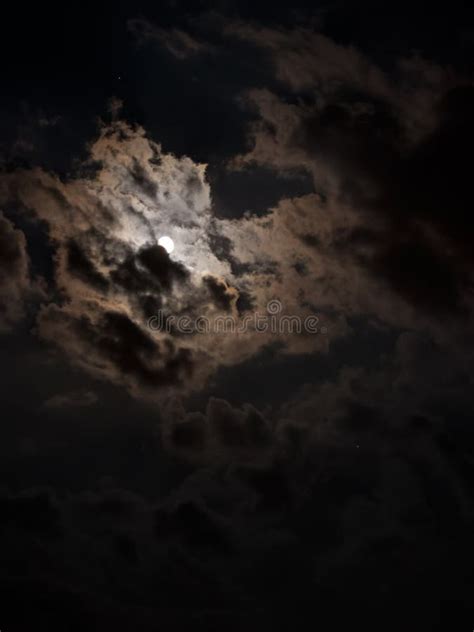 Cielo Nocturno Real Con La Luna Llena Nubes Imagen De Archivo Imagen