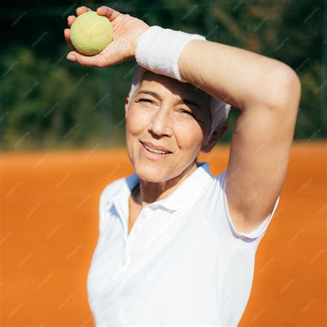 Premium Photo Positive Active Mature Woman Having A Tennis Lesson