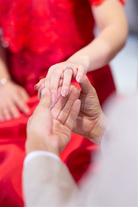 Les Beaux Jeunes Mariés Remettent échanger Des Anneaux De Mariage Dans Le Chur Image stock