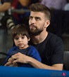 Gerard Piqué con su hijo Milan en un partido de baloncesto del Barça ...