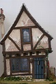 Façade de la Crooked house - Photo de The crooked house et Peau d'âne ...