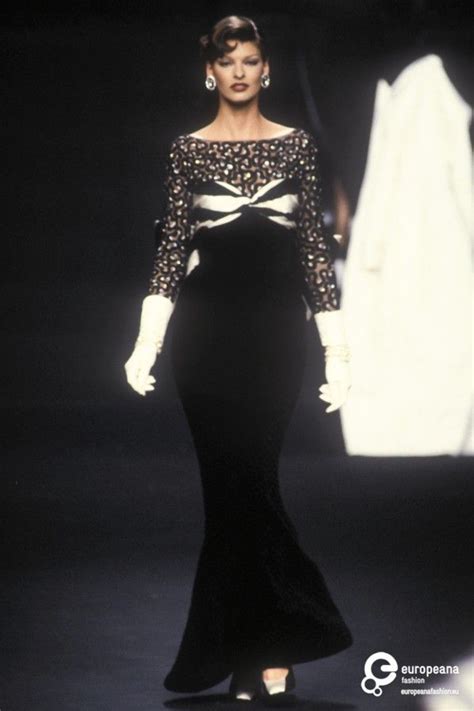 Linda Evangelista Valentino Autumn Winter 1992 Couture Couture