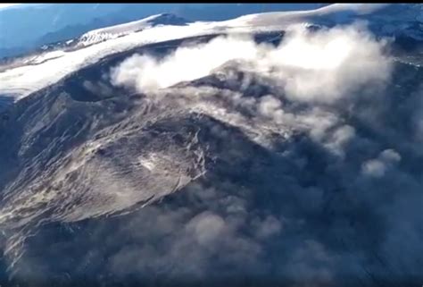 Nevado del tolima — vue du nevado del tolima au dernier plan. Continua la alerta amarilla en el Nevado del Ruiz | Alerta Tolima