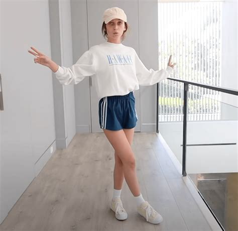Emma Chamberlain S Style Advice Favorite Outfits Summer 2021