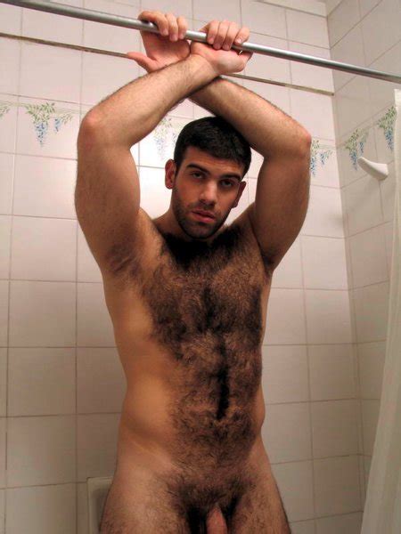 Homme nu très poilu qui s apprête à se doucher