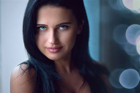 Wallpaper Women Brunette Black Hair Long Hair Blue Eyes Tanned Face Portrait Bokeh