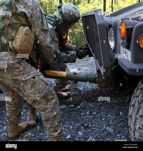 Humvee Tow Hi Res Stock Photography And Images Alamy