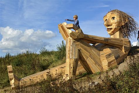 Cet Artiste Danois A Caché Des Géants Impressionnants Faits En Bois
