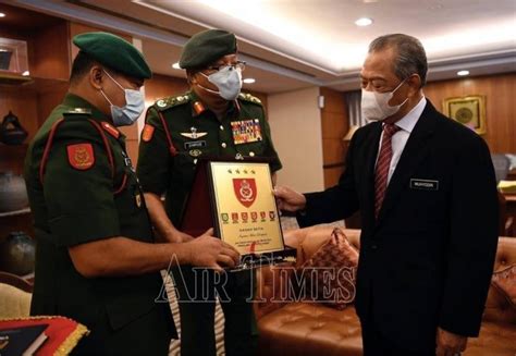 Perdana Menteri Terima Kunjungan Hormat Panglima Tentera Darat Air