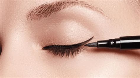 The Best Natural And Organic Eyeliner Options For 2021 Nesting Naturally