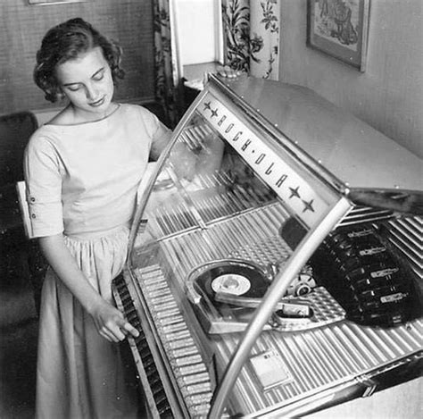 Record Girl By Jukebox In 2020 Jukebox 1950s Vintage Photos