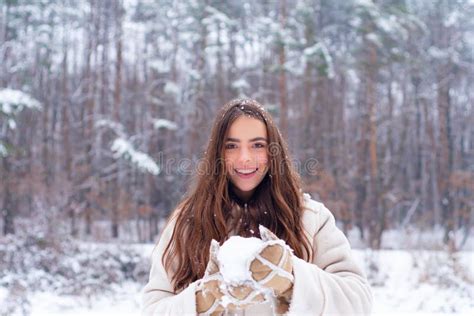 mujer de invierno concepto de moda de belleza de invierno con nieve concepto de invierno foto