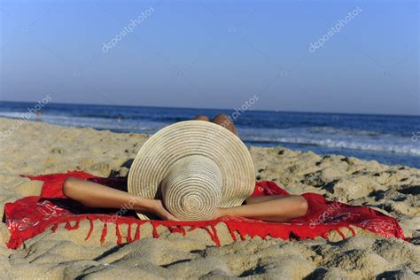 Mulher Deitada Na Praia Relaxante — Fotografias De Stock © Mangostock 2550289