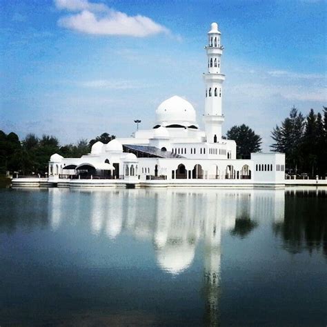 Masjid Tengku Tengah Zaharah Masjid Terapung Terengganu Malaysia
