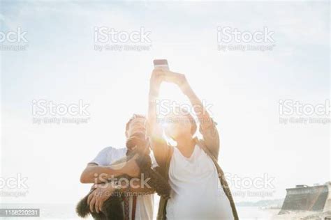 아시아 의 커플 와 개 복용 셀카 에 the 바닷가 커플에 대한 스톡 사진 및 기타 이미지 커플 여행 주제 개 istock