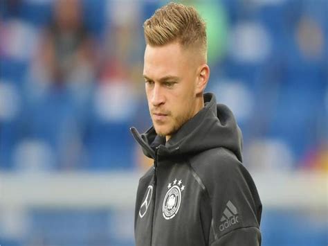 È vero, per una certa fase dalla carriera ha fatto pure l'esterno destro, ma contro due avversari rapidi e bravi nell'uno contro uno come hernandez low 5: Xavi: Joshua Kimmich Cocok Bermain di Barcelona | Liga ...