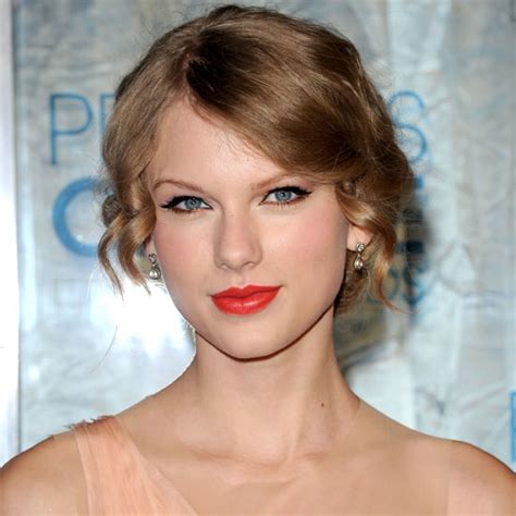 Get Taylor Swifts Signature Eye Makeup And Lipstick Look Popsugar Beauty