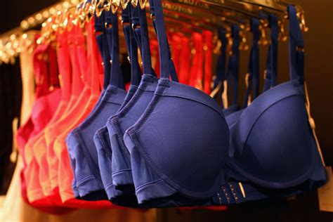 6 Signs You Should Throw Out Your Bra Because Your Boobs Dont Deserve To Be Uncomfortable