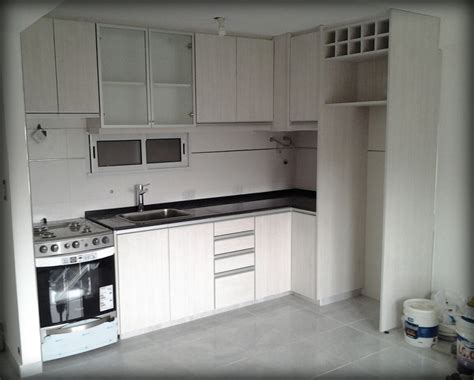 Diseño de muebles de cocina de color blanco. Foto: Mueble de Cocina de Rossi Muebles #62822 - Habitissimo