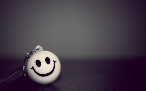 Download Wallpaper 3840x2400 Smiley Smile Bw Keychain
