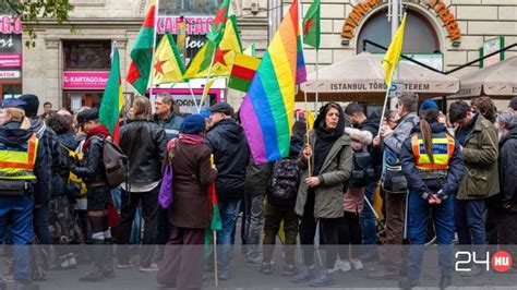 Egy két éve érvényben lévő adóügyi törvény ellen demonstráltak pénteken a fehérorosz fővárosban, minszkben. Közérdekű munkára ítélték az Erdogan elleni tüntetésen ...