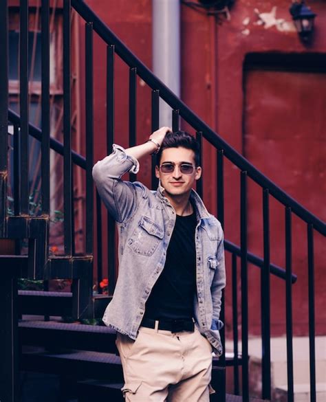 Premium Photo Handsome Young Man Wearing Sunglasses