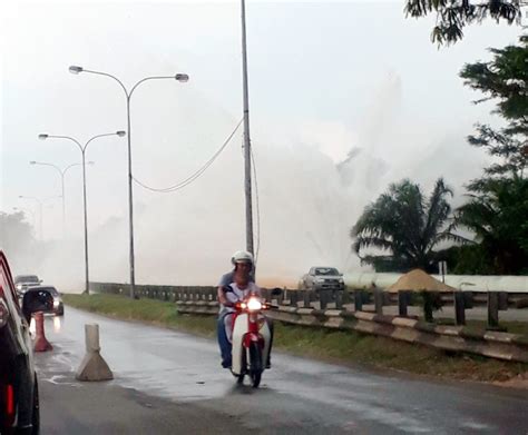 Formerly known as jabatan bekalan air johor (jbaj) a water supply department owned by the johor state government. Traffic at standstill as burst pipe clogs Pasir Gudang ...