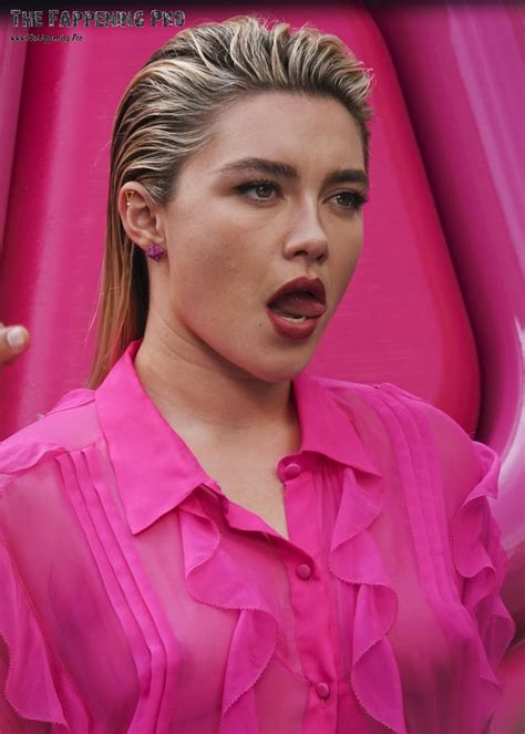 Florence Pugh Exposed Her Naked Tits At Valentino Show Photos