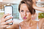 13 Amazing Selfie Poses For Girls - Facetune2