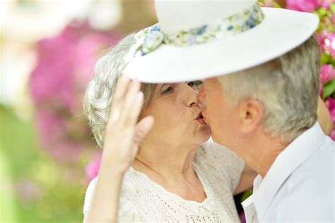 Il 75% degli abitanti del bel paese si dedica a il bacio, oltre ad essere un' evidente manifestazione di affetto, aiuta anche la nostra salute: Spazio50 - 6 luglio, Giornata Internazionale del Bacio a tutte le età