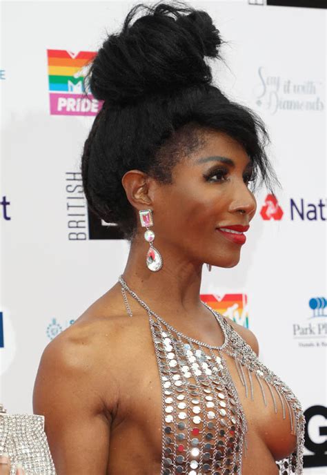 Sinitta Simon Cowells Songstress Ex Swaps Top For Necklace At Awards