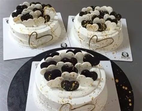 آموزش تزیین کیک خامه ای با قلب های شکلاتی دو رنگ کیک گرد با تزیین خامه و شکلات