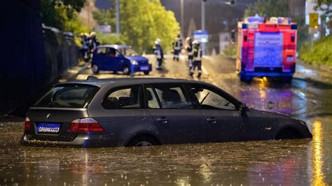 Landesweit kamen mindestens 19 menschen ums leben, einige werden noch vermisst. Unwetter in Teilen Deutschlands: Starkregen, Sturm... Unwetter Shotoe