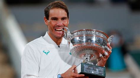 Rafa nadal con su tío m. Rafael Nadal Wins French Open 2020 To Claim 20th Grand Slam Title
