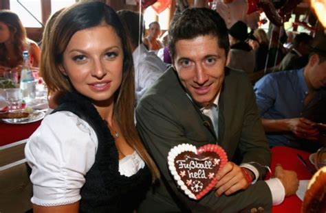 Lewandowski frau anna uberglucklich uber schwangerschaft sportbuzzer de from images.sportbuzzer.de. Mann der Stunde: FC-Bayern-Stürmer Robert Lewandowski mit ...