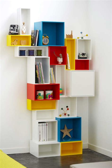 Non disponible à la vente en ligne. etagere cube jaune sur mur bleu