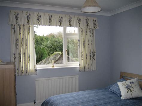 Kids love such home curtains of pink colour. Choose Elegant Short Curtains for Bedroom | atzine.com
