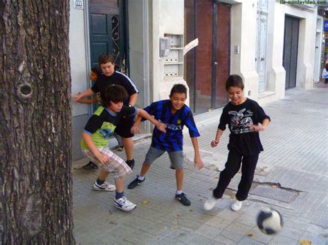 Descargar niños jugando futbol vectoriales en la mejor agencia de gráficos vectoriales con millones de vectoriales, ilustraciones y cliparts de gran calidad premium, libres de regalías a precios razonables. El Fútbol es Cultura | El Fútbol es Injusto... a Veces