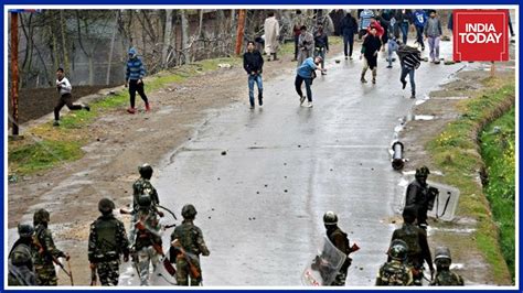 Stone Pelting At Encounter Site In Budgam Jammu And Kashmir Youtube