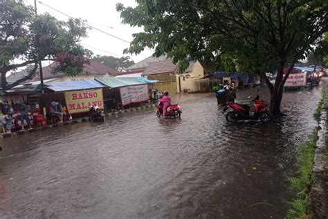 Tiga Hari Hujan Sejumlah Jalan Di Rangkasbitung Terendam Banjir Genpi Co Banten