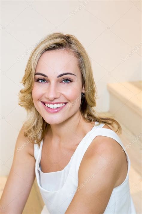 Портрет красивой женщины улыбающейся — Стоковое фото © Wavebreakmedia