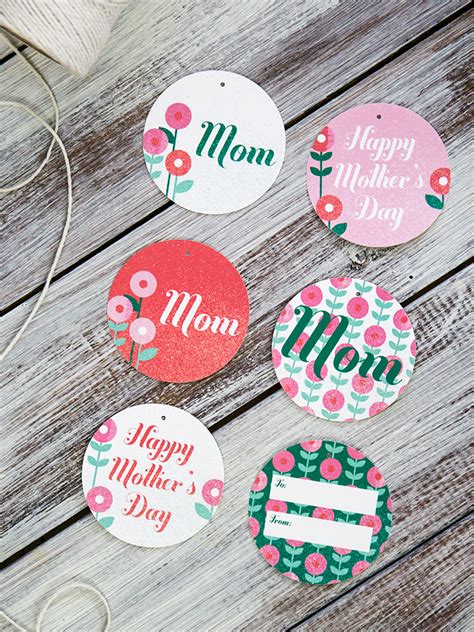 We've got the best mother's day gift ideas for every superwoman on your list: Printable Mother's Day Gift Tags - Sarah Hearts