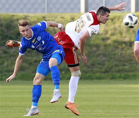 They are best known for their football club, but are represented in many sports such as basketball, volleyball, tennis, athletics and in the past ice hockey. Wigry - ŁKS. To jest mecz o coś. Nikt nie odstawi nogi ...